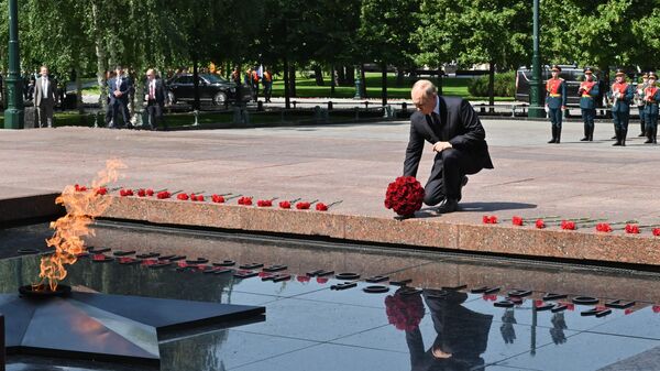 فلاديمير بوتين يضع إكليل من الزهور على قبر الجندي المجهول - سبوتنيك عربي