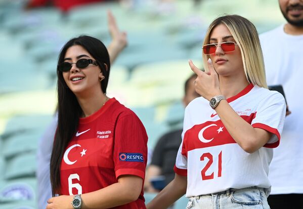 مشجعات المنتخب التركي في ملعب باكو الأولمبي في باكو  أذربيجان، 16 يونيو 2021  - سبوتنيك عربي