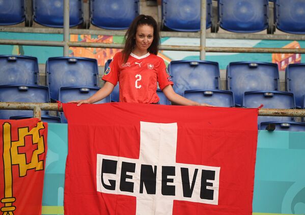 مشجعة المنتخب السويسري في ملعب أولمبيكو في روما، إيطاليا 16 يونيو 2021  - سبوتنيك عربي