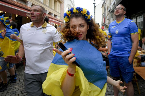 مشجعة المنتخب الأوكراني في أحد شوارع مدينة بوخارست، رومانيا 21 يونيو 2021  - سبوتنيك عربي