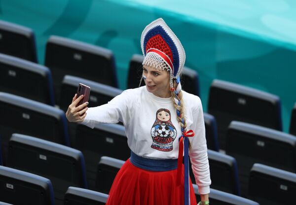 مشجعة المنتخب الروسي في ملعب سان بطرسبورغ أرينا في مدينة سان بطرسبورغ، روسيا 16 يونيو 2021 - سبوتنيك عربي