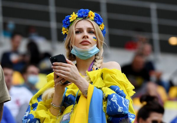 مشجعة المنتخب الأوكراني في ملعب ناشيونال أرينا في مدينة بوخارست، رومانيا 17 يونيو 2021  - سبوتنيك عربي