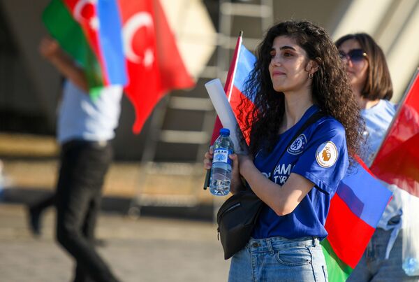 مشجعة المنتخب التركي خارج ملعب باكو الأولمبي في باكو، أذربيجان، 16 يونيو 2021  - سبوتنيك عربي