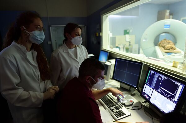 علماء آثار ومختصين خلال فحص المومياء المصرية بالأشعة المقطعية في مشفى ميلانو، إيطاليا 21 يونيو 2021 - سبوتنيك عربي