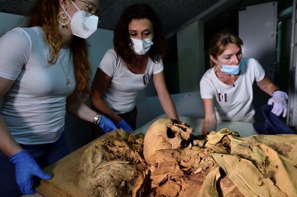 تحضيرات لنقل مومياء مصرية من متحف بيرغامو إلى مشفى ميلانو لعمل صور أشعة مقطعية لها، إيطاليا 21 يونيو 2021 - سبوتنيك عربي