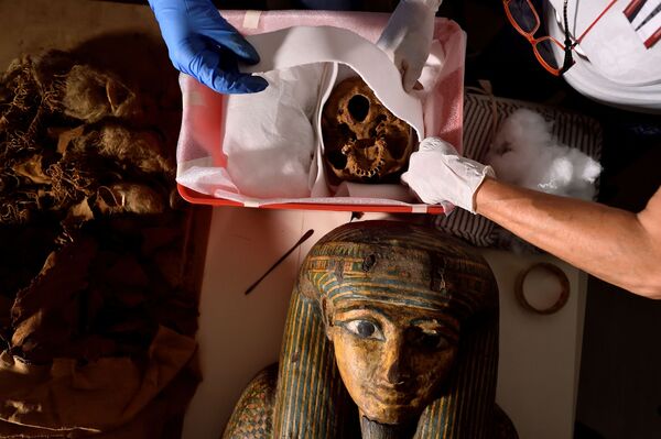 تحضيرات لنقل مومياء مصرية من متحف بيرغامو إلى مشفى ميلانو لعمل صور أشعة مقطعية لها، إيطاليا 21 يونيو 2021 - سبوتنيك عربي