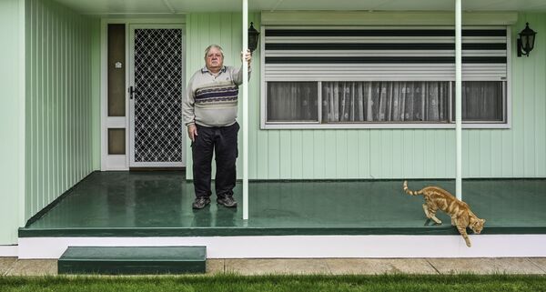 صورة بعنوان القط والشرفة (جنوب أستراليا)، للمصورة الأسترالية كارين وولر، الفائزة بالمركز الثاني في فئة بورتريه بيئي، من مسابقة التصوير الدولية أفضل مصور البورتريه للعام 2021 - سبوتنيك عربي