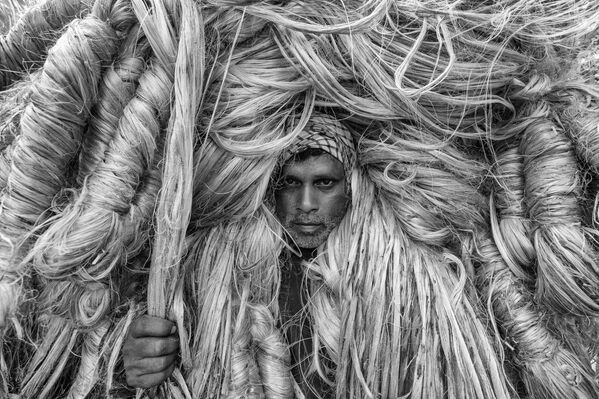 صورة بعنوان رجل الألياف الذهبية ، للمصور البنغلاديشي عظيم خان روني، الفائز بالمركز الثالث في فئة بورتريه بيئي، من مسابقة التصوير الدولية أفضل مصور البورتريه للعام 2021 - سبوتنيك عربي