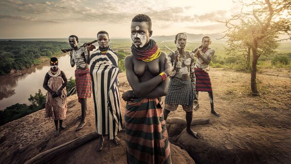 صورة بعنوان شعب النهر (قبيلة كارو على ضفاف النيل جنوب السودان)، للمصور التايواني جاتينيبات كيتبراديت، الفائز بالمركز الثاني في فئة تجمع عائلي، من مسابقة التصوير الدولية أفضل مصور البورتريه للعام 2021 - سبوتنيك عربي