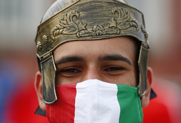 مشجع إيطاليا خارج الملعب قبل مباراة المجموعة A بين إيطاليا وسويسرا في ملعب أولبيكو في روما، إيطاليا 16 يونيو 2021 - سبوتنيك عربي