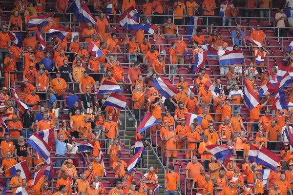 مشجعو هولندا يهتفون قبل مباراة المجموعة C في كأس بطولة الأمم الأوروبية 2020، بين هولندا والنمسا، في ملعب يوهان كرويف أرينا في أمستردام، هولندا 17 يونيو 2021 - سبوتنيك عربي