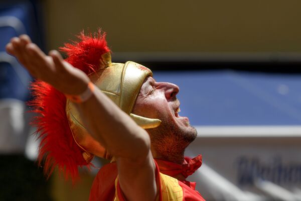أحد مشجعي مقدونيا الشمالية يهتف هتافات قبل مباراة المجموعة C  في بطولة يورو 2020 بين أوكرانيا ومقدونيا الشمالية، في مدينة بوخارست، رومانيا، 17 يونيو 2021 - سبوتنيك عربي