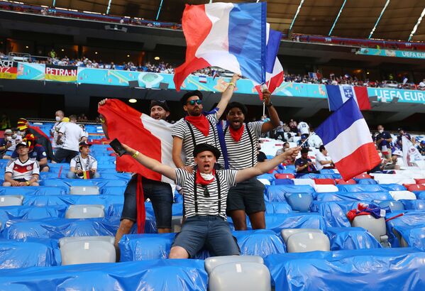 مشجعو المنتخب الفرنسي في المدرجات قبل مباراة المجموعة F في ميونيخ ، ألمانيا، 15 يونيو 2021  - سبوتنيك عربي