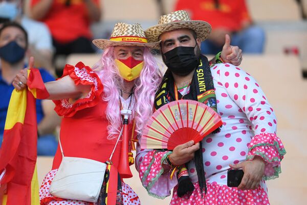 مشجعو إسبانيا يقفون لالتقاط صورة قبل مباراة كرة القدم في المجموعة الخامسة يورو 2020 بين إسبانيا وبولندا على أرض ملعب لا كارتوخا في إشبيلية، إسبانيا، 19 يونيو 2021 - سبوتنيك عربي