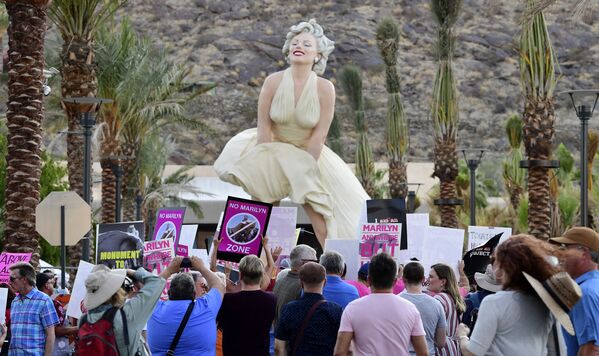 متظاهرون يتجمعون أمام تمثال مارلين إلى الأبد الذي تم كشف النقاب عنه اليوم عند عودته إلى بالم سبرينغز، كاليفورنيا في 20 يونيو 2021 - سبوتنيك عربي