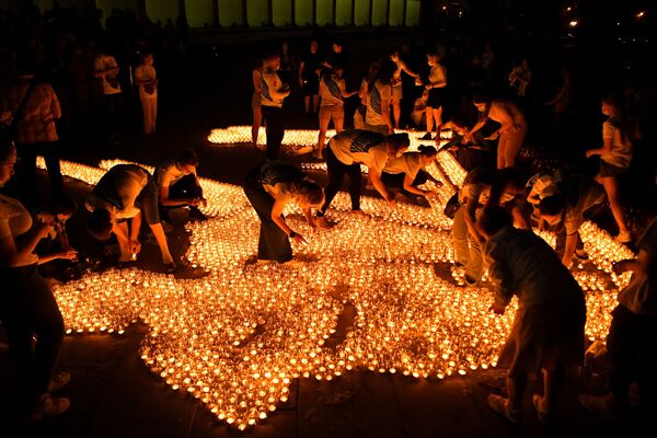 المشاركون في فعالية إضاءة شمعة الذاكرة أمام متحف النصر في موسكو، في يوم ذكرى اندلاع الحرب الوقتية العظمى في الاتحاد السوفيتي، روسيا 21 يونيو 2021 - سبوتنيك عربي
