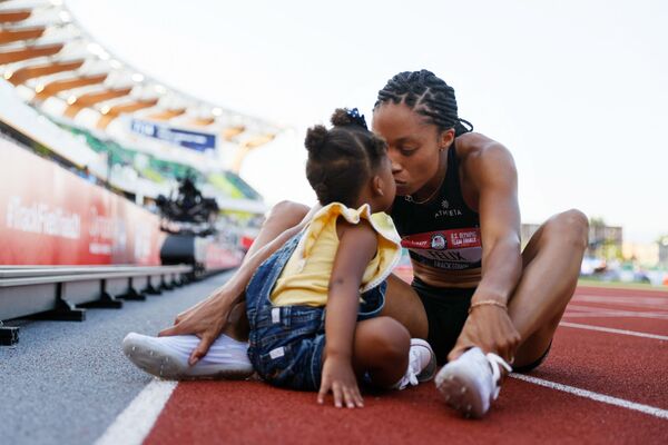 تحتفل الرياضية أليسون فيليكس مع ابنتها كامرين بحصولها على المركز الثاني في نهائي 400 متر للسيدات، في اليوم الثالث من تجارب مسار الركض والساحات الأولمبية الأمريكية 2020 في هايوارد فيلد في 20 يونيو 2021 في يوجين، أوريغون الأمريكية. - سبوتنيك عربي