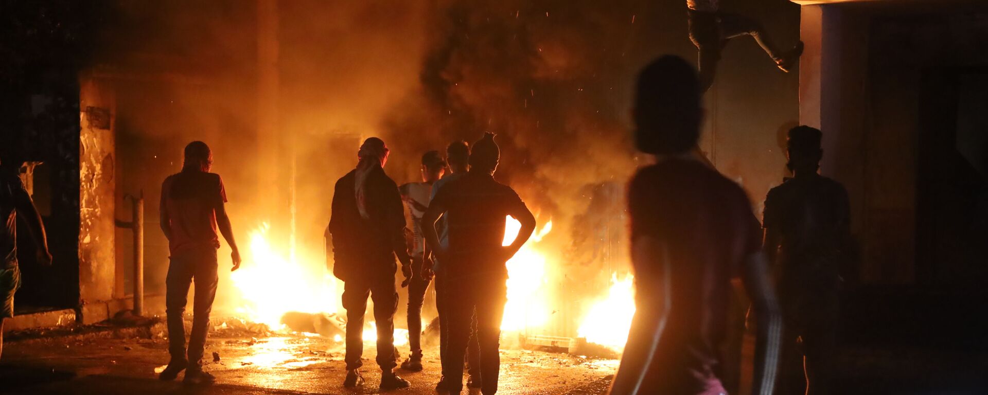 ليلة ساخنة في طرابلس اللبنانية مواجهات إطلاق نار ورمي قنابل - سبوتنيك عربي, 1920, 27.06.2021