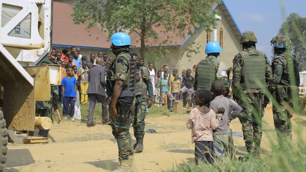 جنود حفظ السلام التابعون للأمم المتحدة في الكونغو الديمقراطية خارج كنيسة تيه إيمانويل بوتسيلي الكاثوليكية في بيني 27 يونيو 2021  - سبوتنيك عربي