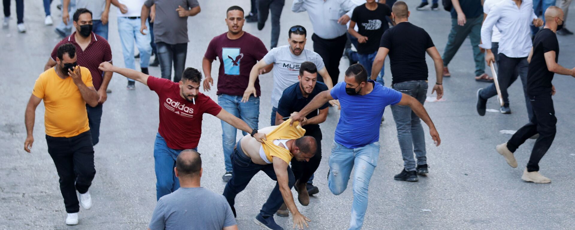 احتجاجات عارمة في الضفة الغربية ضد مقتل الناشط السياسي نزار بنات، رام الله، 26 يونيو 2021 - سبوتنيك عربي, 1920, 05.07.2021