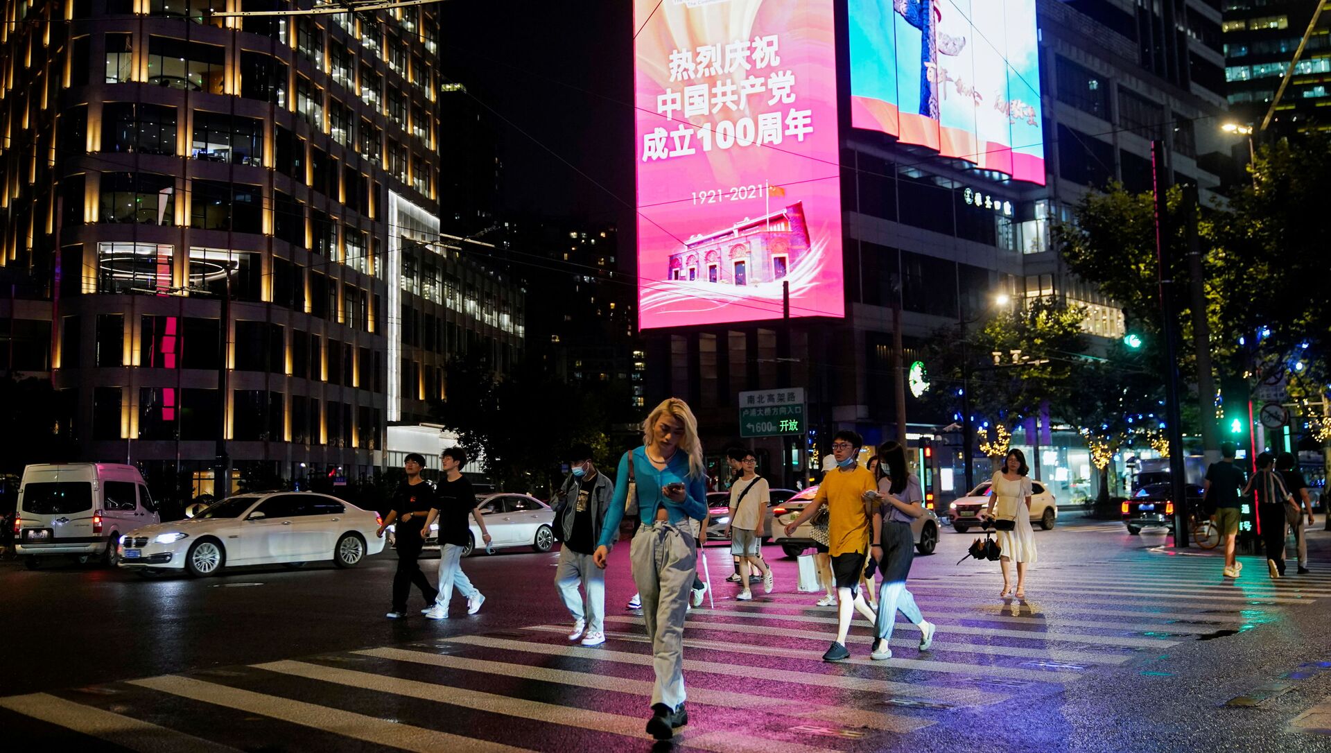 مواطنون يسيرون في شوارع مدينة شنغهاي على خلفية لافتة تحيي الذكرى المئوية لتأسيس الحزب الشيوعي الصيني، الصين،  15 يونيو 2021 - سبوتنيك عربي, 1920, 18.10.2021