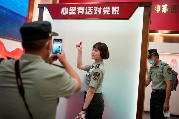 أفراد الجيش الصيني في معرض النصب التذكاري للمؤتمر الوطني الأول للحزب الشيوعي الصيني، بمناسبة الذكرى المئوية لتأسيس الحزب، في شنغهاي، الصين، 22 يونيو 2021 - سبوتنيك عربي