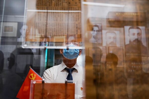 رجل يرتدي كمامة يزور معرض النصب التذكاري للمؤتمر الوطني الأول للحزب الشيوعي الصيني، بمناسبة الذكرى المئوية لتأسيس الحزب، في شنغهاي، الصين، 22 يونيو 2021 - سبوتنيك عربي