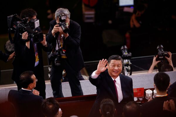 الرئيس الصيني شي جين بينغ يحي الجمهور بعد انتهاء حفل بمناسبة الذكرى المئوية لتأسيس الحزب الشيوعي الصيني في بكين، الصين 28 يونيو 2021 - سبوتنيك عربي