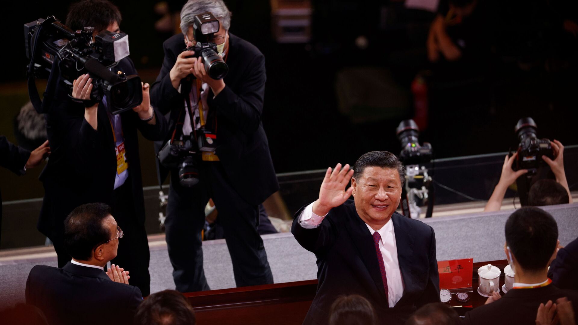 الرئيس الصيني شي جين بينغ يحي الجمهور بعد انتهاء حفل بمناسبة الذكرى المئوية لتأسيس الحزب الشيوعي الصيني في بكين، الصين 28 يونيو 2021 - سبوتنيك عربي, 1920, 01.07.2021