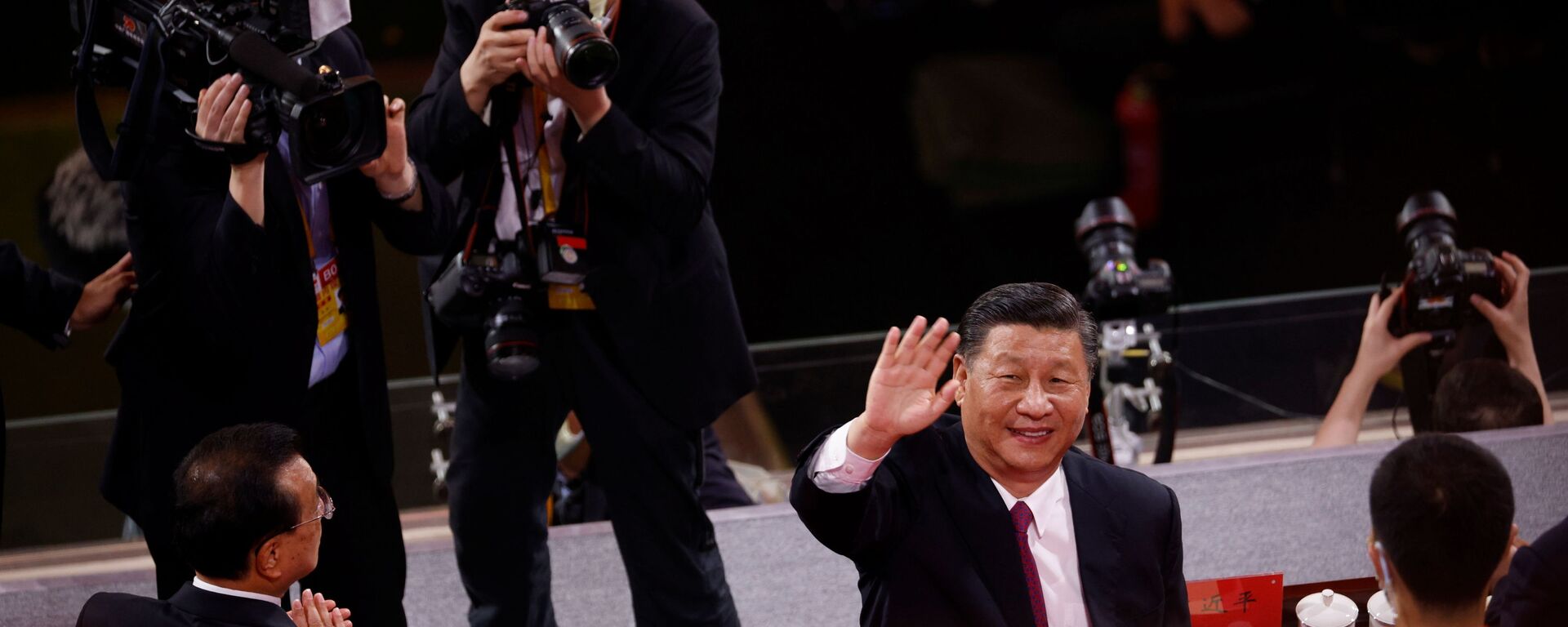 الرئيس الصيني شي جين بينغ يحي الجمهور بعد انتهاء حفل بمناسبة الذكرى المئوية لتأسيس الحزب الشيوعي الصيني في بكين، الصين 28 يونيو 2021 - سبوتنيك عربي, 1920, 17.11.2021