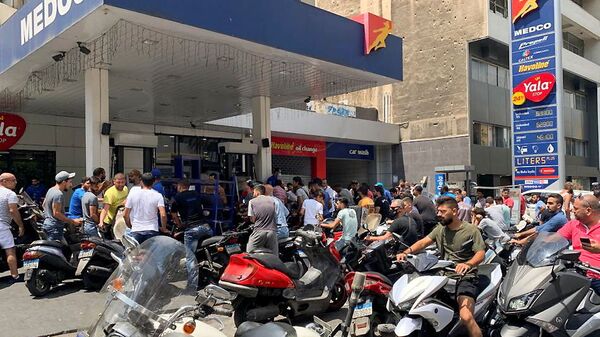 أزمة بنزين في لبنان، طوابير طويلة من راكبي دراجات نارية في محطة البنزين في بيروت، لبنان 29 يونيو 2021 - سبوتنيك عربي