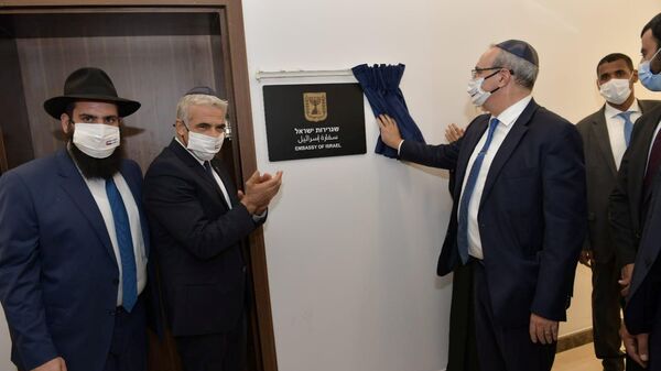 وزير الخارجية الإسرائيلي يائير لابيد في أول زيارة إلى الإمارات المتحدة، مراسم افتتاح سفارة إسرائيل في أبو ظبي، 29 يونيو 2021 - سبوتنيك عربي