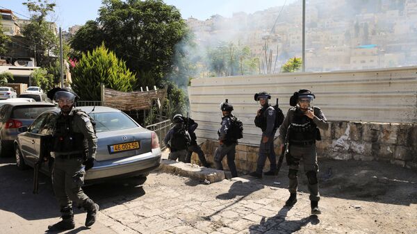 اشتباكات بين قوات الشرطة الإسرائيلية والفلسطينيين في حي سلوان، الضفة الغربية المحتلة، فلسطين، 29 يونيو 2021 - سبوتنيك عربي