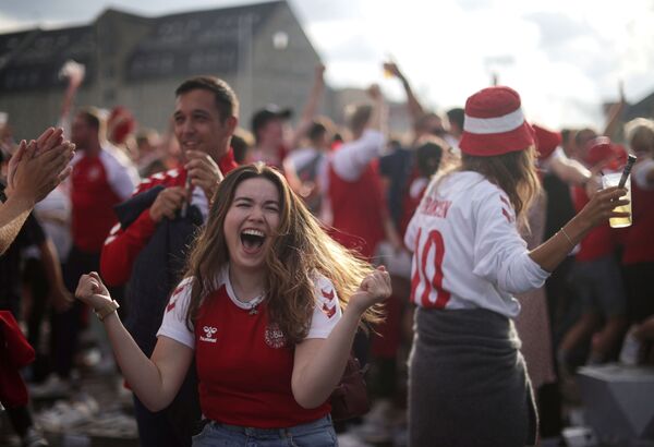 مباراة دور الـ 16 من بطولة يورو 2020 - مشجعو منتخبي ويلز والدنمارك يتجمعون في ملعب باركن في كوبنهاغن، الدنمارك 26 يونيو 2021 - سبوتنيك عربي