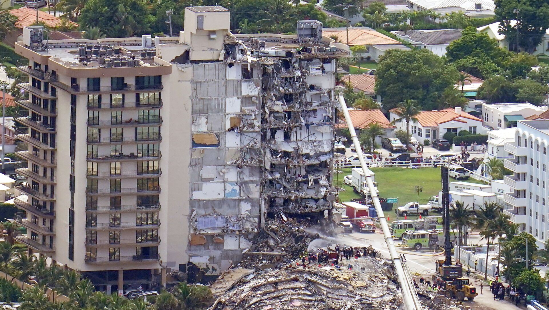 عمليات إنقاذ في موقع انهيار مبنى سكني مطل على المحيط بمدينة ميمامي، ولاية فلوريدا، الولايات المتحدة الأمريكية 26 يونيو 2021 - سبوتنيك عربي, 1920, 27.07.2021