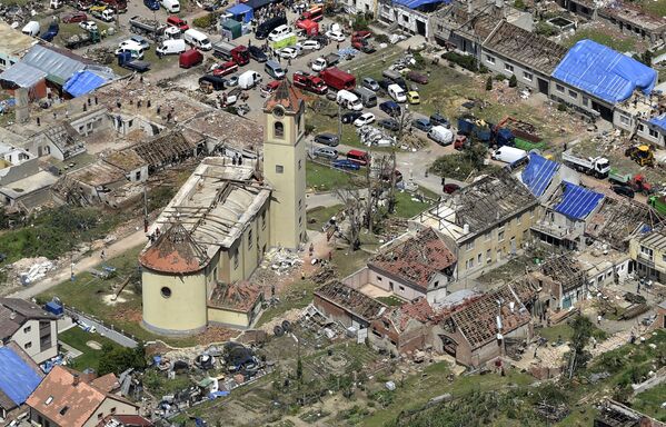 صورة جوية لقرية مورافسكا نوفا فيس بجمهورية التشيك، حيث يبدأ المواطنون في العودة إلى حياتهم بعد أن ضربها إعصار قوي، 26 يونيو 2021. - سبوتنيك عربي