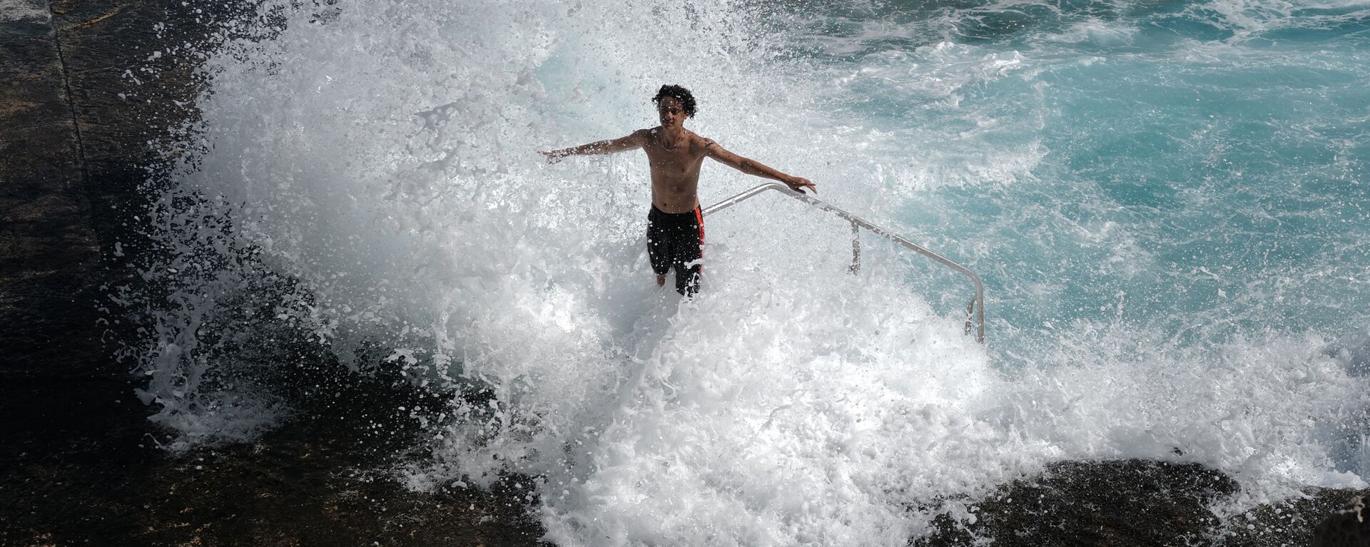 مواطن يهرب من الحر يلعب في أمواج البحر الأبيض المتوسط في نيس، فرنسا 29 يونيو 2021 - سبوتنيك عربي, 1920, 20.07.2022