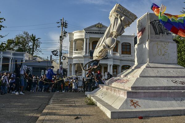المتظاهرون يطيحون بتمثال كريستوفر كولومبوس خلال مظاهرة ضد الحكومة في بارانكويلا، كولومبيا في 28 يونيو 2021 - سبوتنيك عربي
