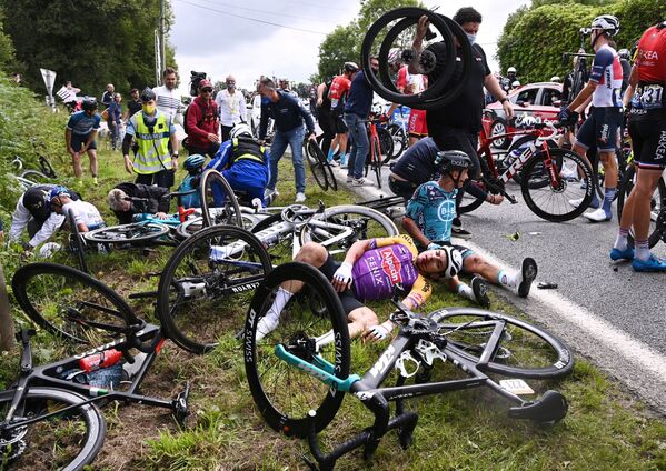 طواقم الإنقاذ تهرع إلى المتسابقين بعد وقوع حادث في سباق فرنسا للدراجات تور دو فرانس- المرحلة 1 -  بريست إلى لاندرنو - فرنسا - 26 يونيو 2021 - سبوتنيك عربي