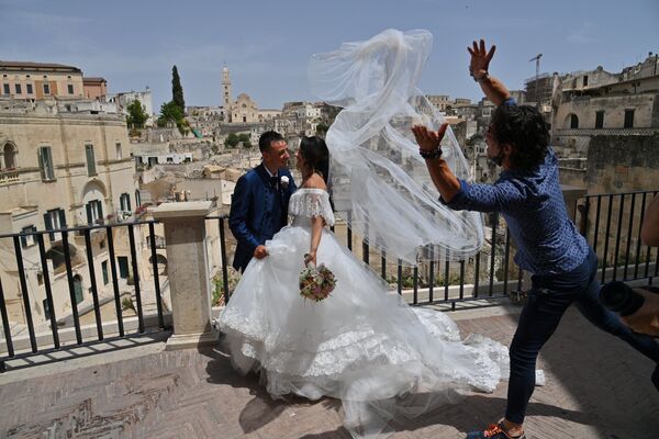 متزوجان حديثا يلتقطان الصور في ماتيرا، إيطاليا 29 يونيو 2021 - سبوتنيك عربي