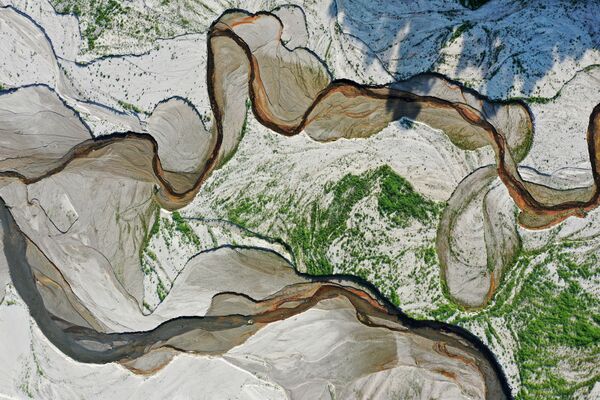في منظر جوي تم تصويره في 29 يونيو 2021 ، يظهر نهر سان غابرييل والبحيرة المكشوفة لخزان سان غابرييل في جبال سان غابرييل بالقرب من أزوسا، كاليفورنيا الأمريكية. - سبوتنيك عربي