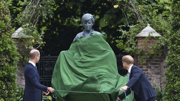الأميران البريطانيان هاري وويليام يقفان أمام تمثال أمهما الراحلة الأميرة ديانا، بعد إزاحة الستار عنه حديقة سانكن بقصر كنسينغتون في لندن، إنجلترا 1 يوليو 2021 - سبوتنيك عربي
