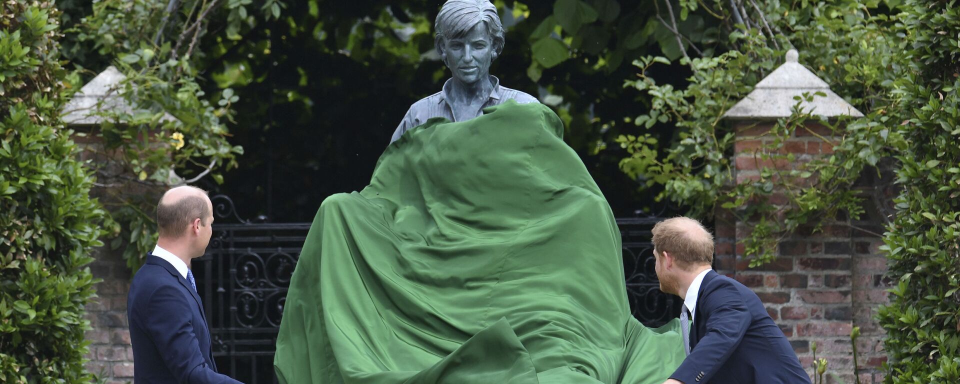 الأميران البريطانيان هاري وويليام يقفان أمام تمثال أمهما الراحلة الأميرة ديانا، بعد إزاحة الستار عنه حديقة سانكن بقصر كنسينغتون في لندن، إنجلترا 1 يوليو 2021 - سبوتنيك عربي, 1920, 23.04.2022