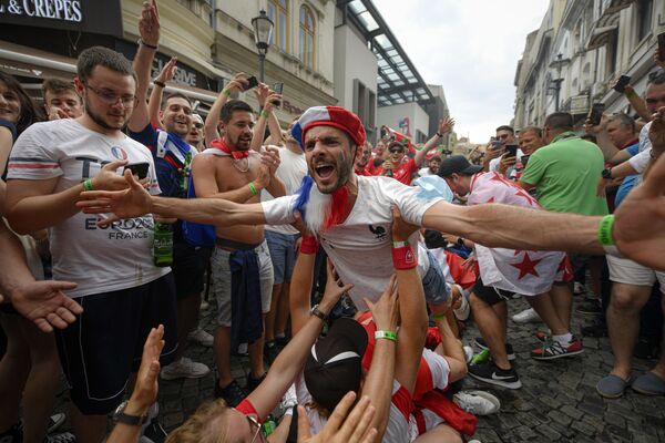 مباراة دور الـ 16 من بطولة يورو 2020 - مشجعو المنتخب الفرنسي يتجمعون في بوخارست قبل بدء مباراة فرنسا والسويسرا، رومانيا، 28 يونيو 2021 - سبوتنيك عربي