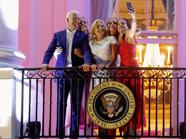 الرئيس الأمريكي جو بادين وزوجته جيل بايدن خلال الاحتفال بيوم الاستقلال في واشنطن، الولايات المتحدة 4 يوليو 2021 - سبوتنيك عربي