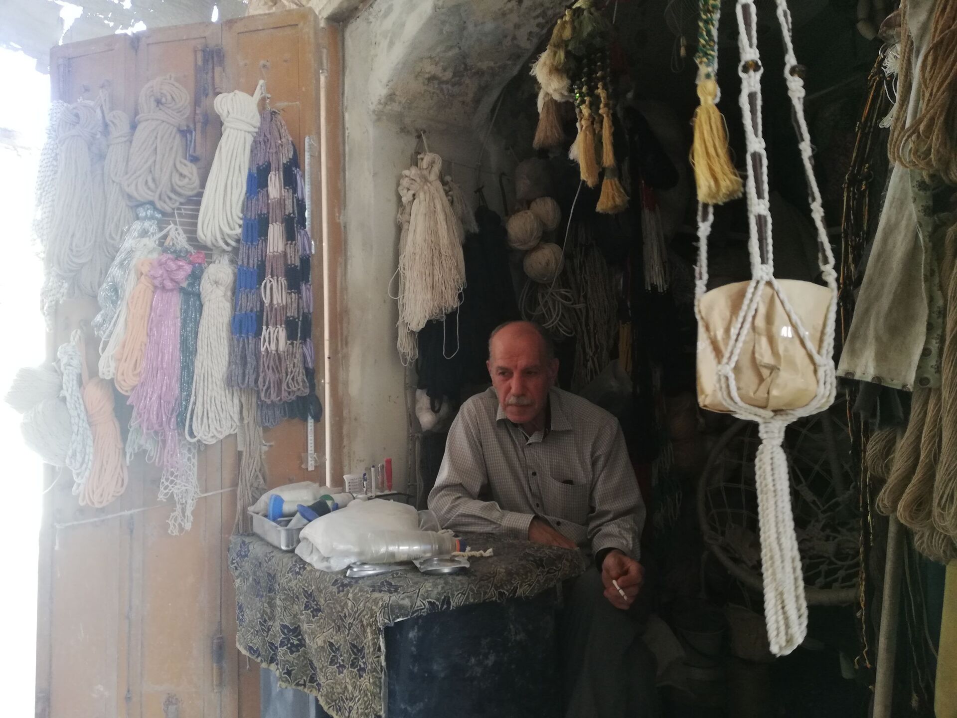 آخر حبّالَة حلب القديمة يجدل حبال الأمل بعودة الحياة إلى أسواقها - سبوتنيك عربي, 1920, 05.07.2021