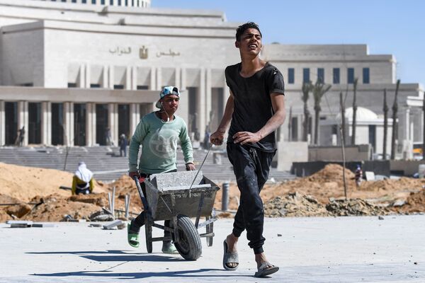 عمال بناء على خلفية المقر الجديد لمجلس النواب المصري في العاصمة الإدارية الجديدة، مصر 7 مارس 2021 - سبوتنيك عربي