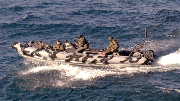 أفراد القوات الخاصة الأمريكية السيل على متن قارب ريب أثناء تدريبات عسكرية - سبوتنيك عربي