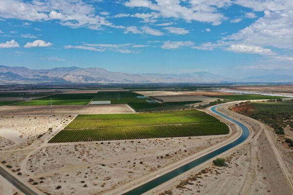 منظر جوي يظهر الحقول الزراعية في وادي كواتشيلا بينما تواجه كاليفورنيا أسوأ موجة جفاف منذ عام 1977، ولاية كاليفورنيا، الولايات المتحدة، 4 يوليو 2021 - سبوتنيك عربي
