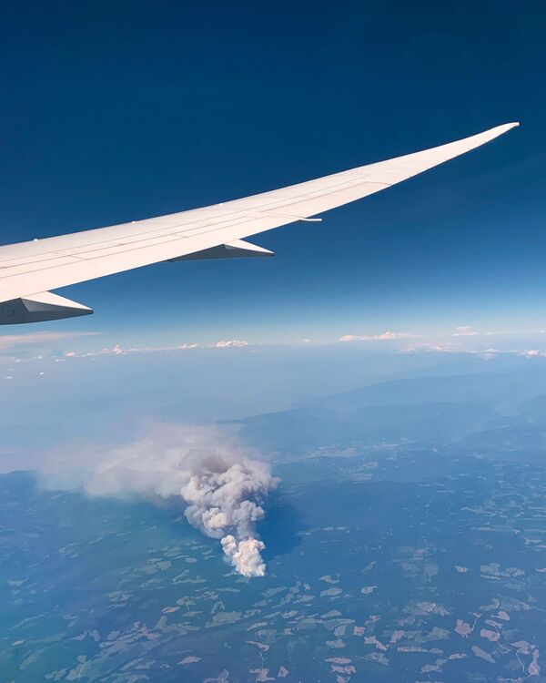 صورة من الطائرة لحريق هائل في ليتون، كولومبيا البريطانية، كندا، صورة بتاريخ 1 يوليو2021 - سبوتنيك عربي